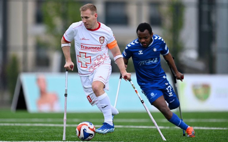 спортсмени на футбольному полі