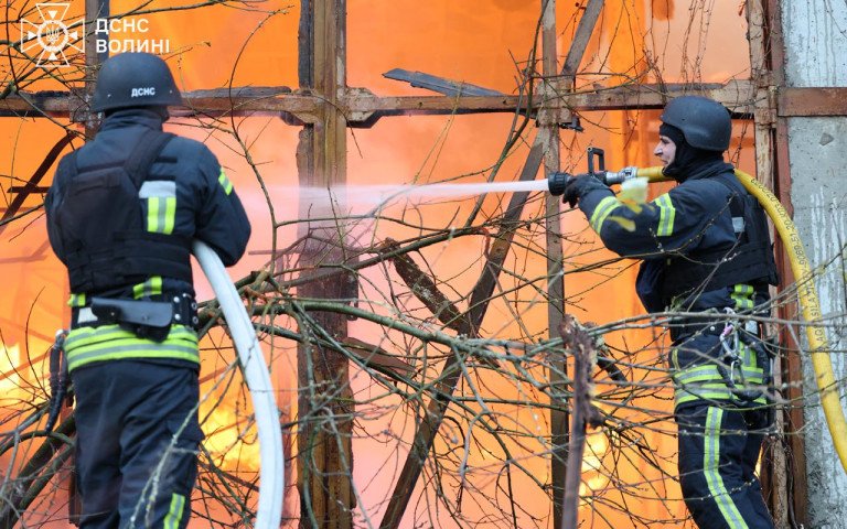 пожежа внаслідок осбтрілу в Луцьку пожежники гасять вогонь