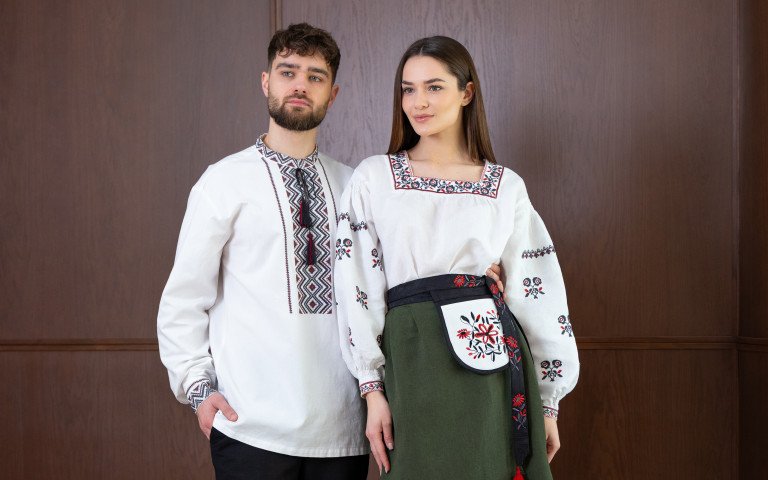 чоловік і жінка у вишиванках