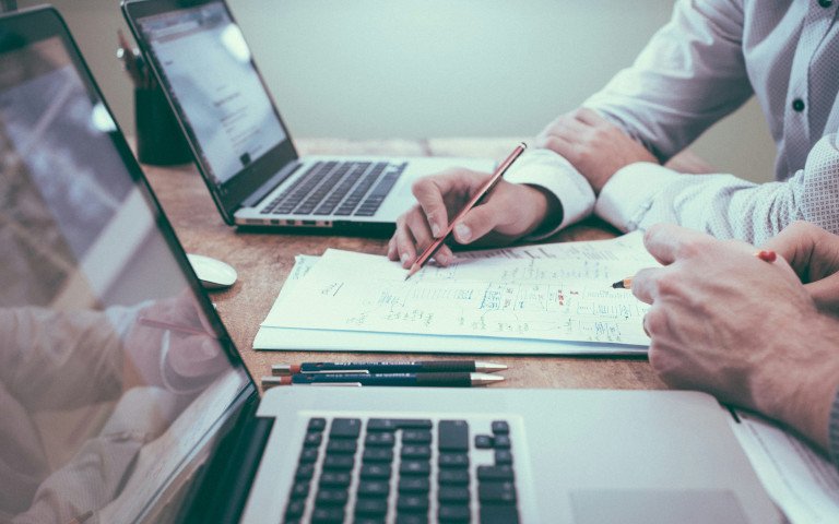 Стартувало голосування за проєкти «Бюджету участі 4.5.0» Люди за ноутбуками.