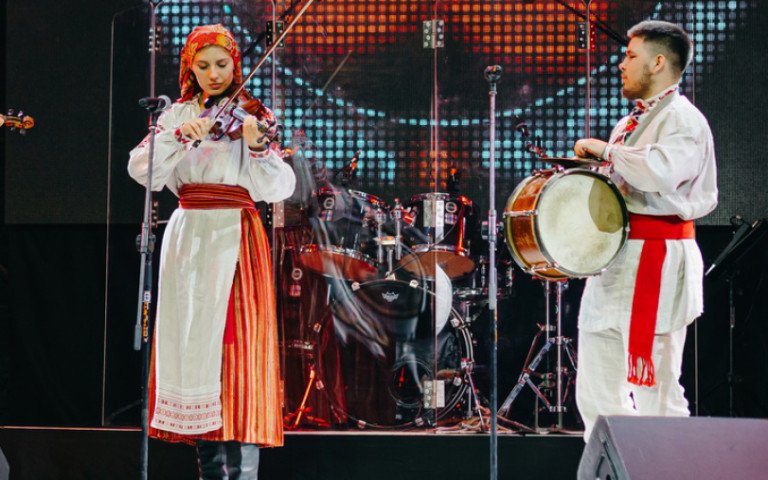 музиканти на сцені