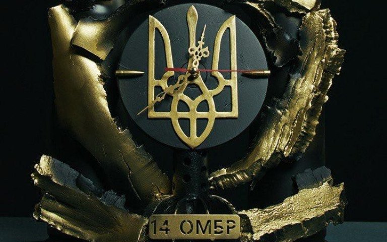 годинник з тризубом, хвостовиком від міни та фрагментами снарядів