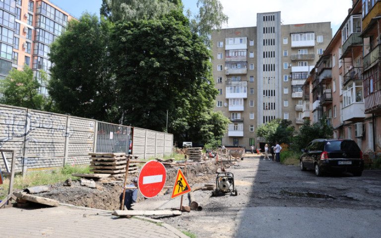 Ремонт на просп. Грушевського. Розриті трубопроводи.