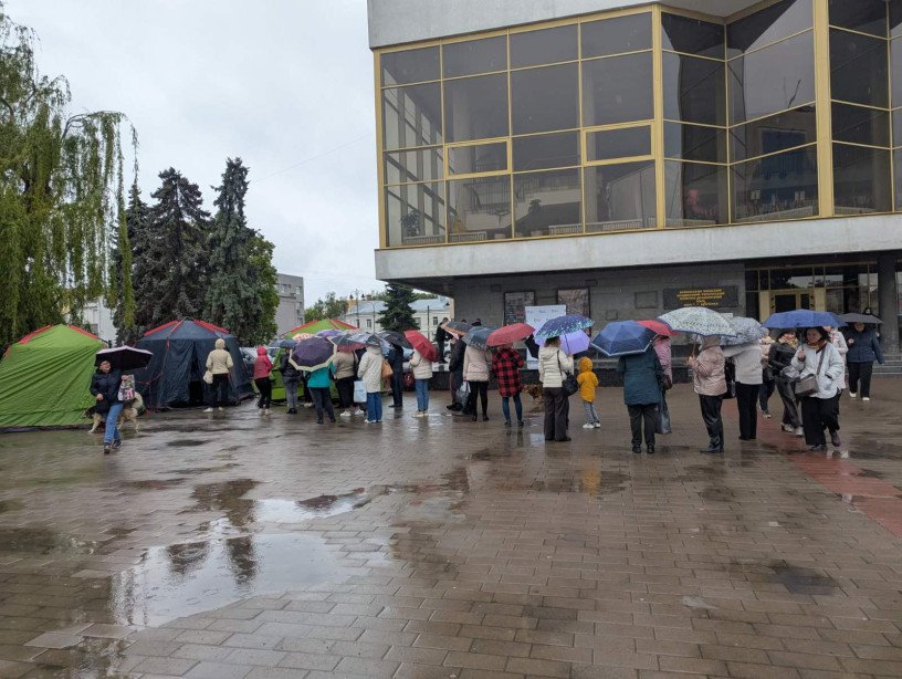 Люди чекали в черзі на обстеження під дощем. Фото: фейсбук-сторінка Фонду боротьби з раком.
