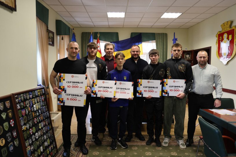 Спортсмени під час вручення сертифікатів. 