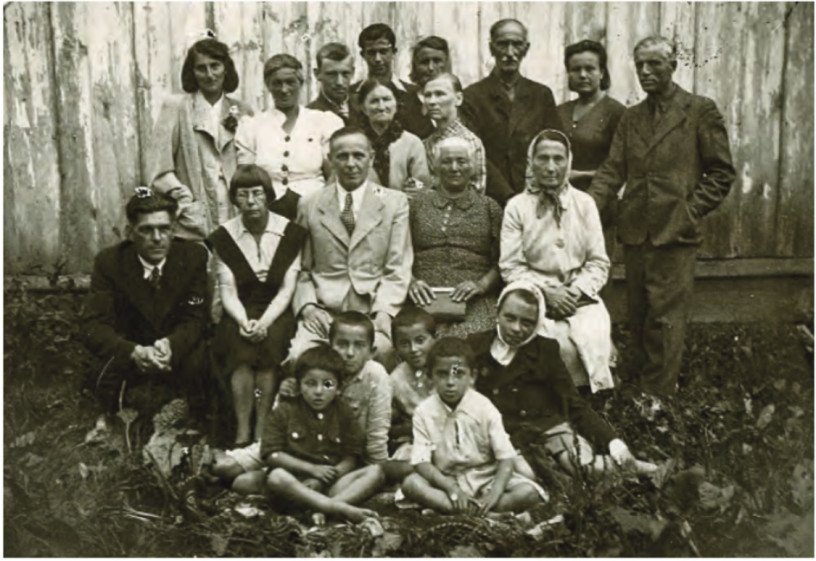 Останнє спільне фото луцьких караїмів, 1945. Фото з архіву Назима Рудковського опубліковане в часописі «Awazymyz».
