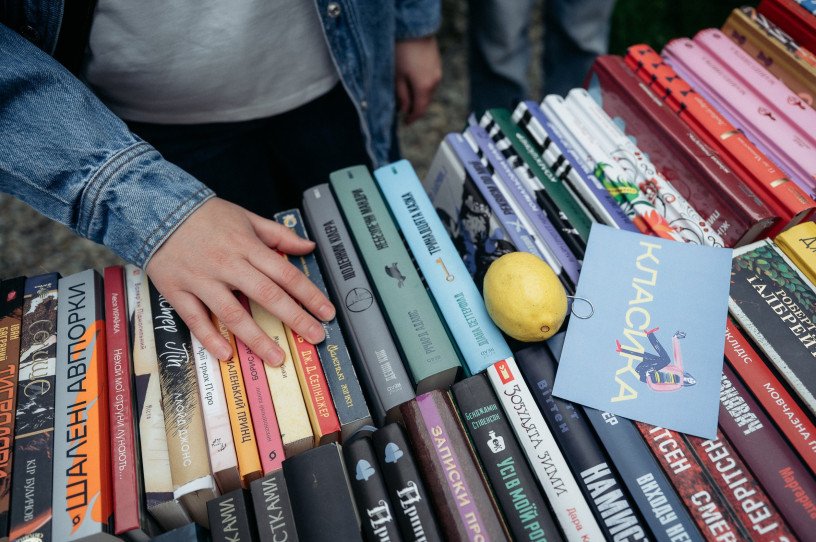 За три дні «Книжкового двіжу» на подвір’я «Хатки Шипелик» завітала понад тисяча лучан, аби придбати літературу і долучитись до збору на потреби ЗСУ.