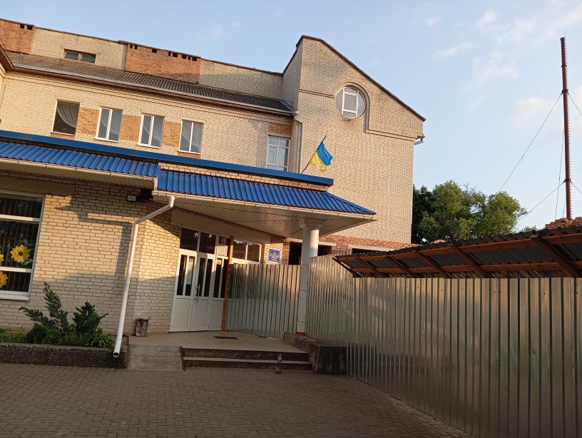 Територія, на якій ведуть будівельні роботи, загороджена парканом. Фото: Любов Чапко. Територія, на якій ведуть будівельні роботи, загороджена парканом. Фото: Любов Чапко.