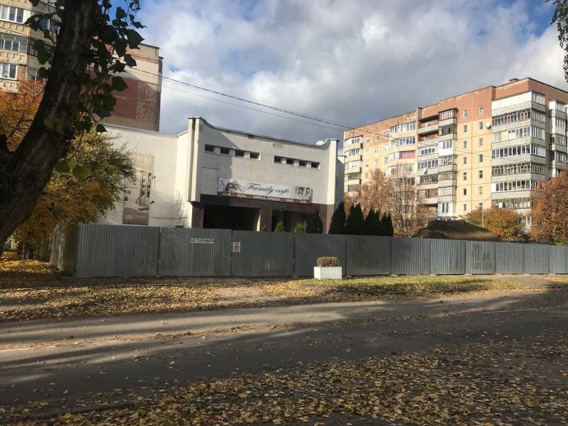 На час реставрації будівлю обгородили парканом. Фото: misto.media. На час реставрації будівлю обгородили парканом. Фото: misto.media.