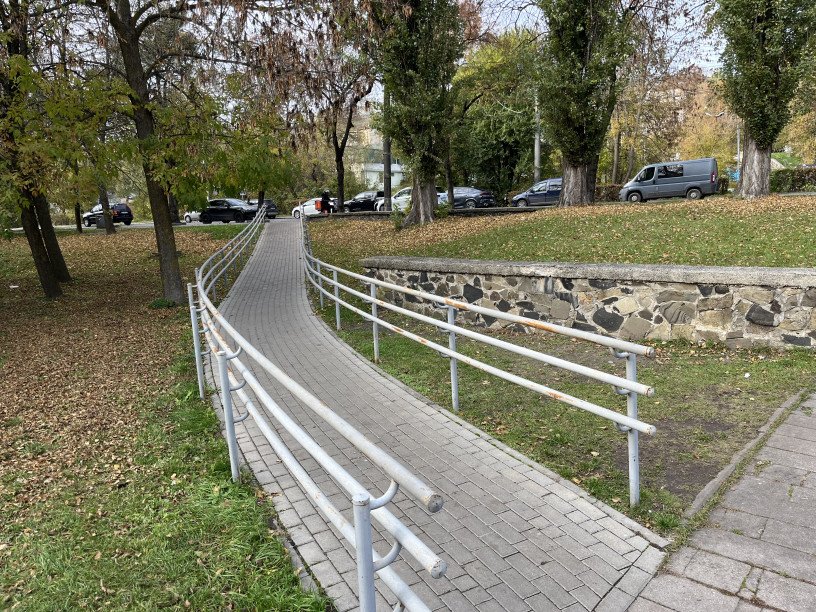 Фото misto.media. Пандус у Центральному парку ім. Лесі Українки. Фото misto.media. Пандус у Центральному парку ім. Лесі Українки.