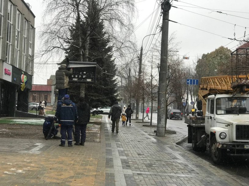 На зупинці почали монтувати електронне табло. Фото: Юлія Малєєва.