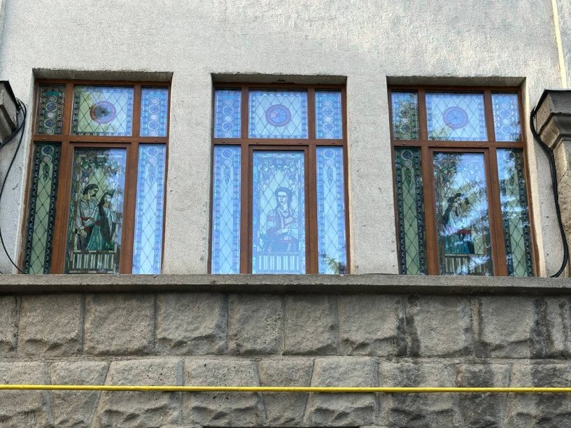 Зображення вітражу з вулиці. Фото Анни Кравчук
