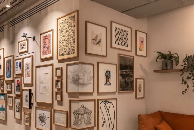 Серед зібрання є тиражна графіка, колажі, рисунки та малюнки у змішаних техніках. Так misto.cafe об’єднує у своєму просторі близько двадцяти авторів, що дає змогу бути трішки дотичним до тутешнього художнього середовища. Фото: misto.cafe