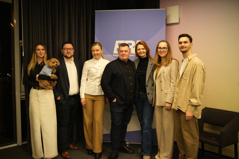 Спікери та учасники зустрічі зліва направо: координаторка з питань комунікації Західноукраїнського офісу European Business Association Оксана Кокоць, керуючий партнер Advice Group Антон Подільчак, керівниця фонду Readiness Юлія Риковська, партнер компанії Ribbon UA Марʼян Банін, керівниця Західноукраїнського офісу European Business Association Мар’яна Луцишин, керівниця департаменту з регіонального розвитку Європейської Бізнес Асоціації Юлія Краснова, керівник центру підтримки підприємців «Дія. Бізнес» у Луцьку Максим Шуляка.