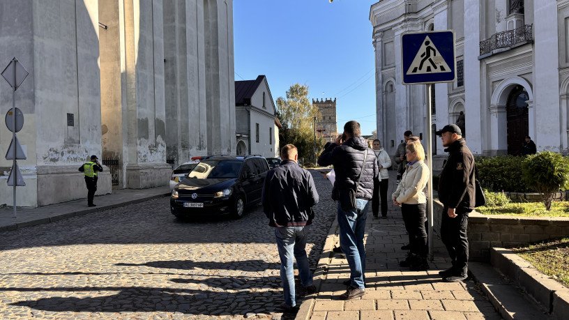 На місці події були представники поліції, департаменту муніципальної варти та депутатського корпусу.