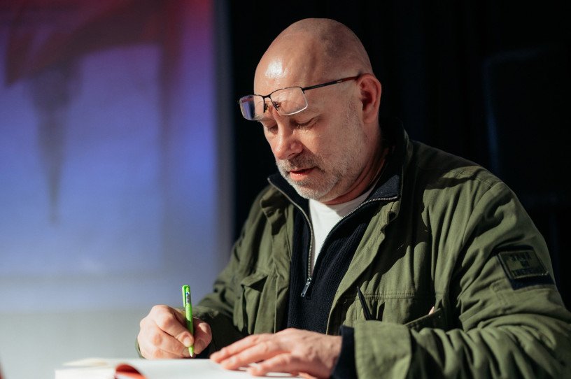 Автор книги Павел Решка.