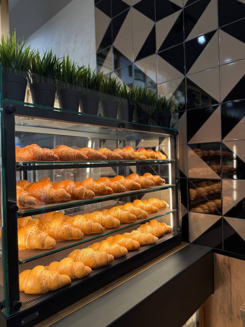 Вітрина пекарні у день відкриття. Вітрина пекарні у день відкриття.