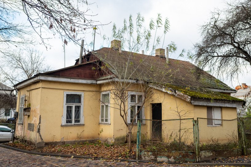 Ось ця частина будинку була крилом місцевих патріотичних молодіжок. Фото Ігоря Дині.