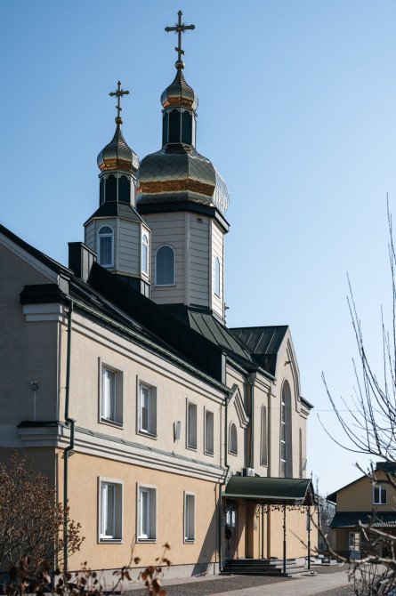 «Це «церква-корабель» у спрощеному вигляді, де основний об'єм будівлі нагадує звичайний двоповерховий офіс чи житловий будинок, а сакральність підкреслюється лише куполами-банями». Архітектор Андрій Лесюк.