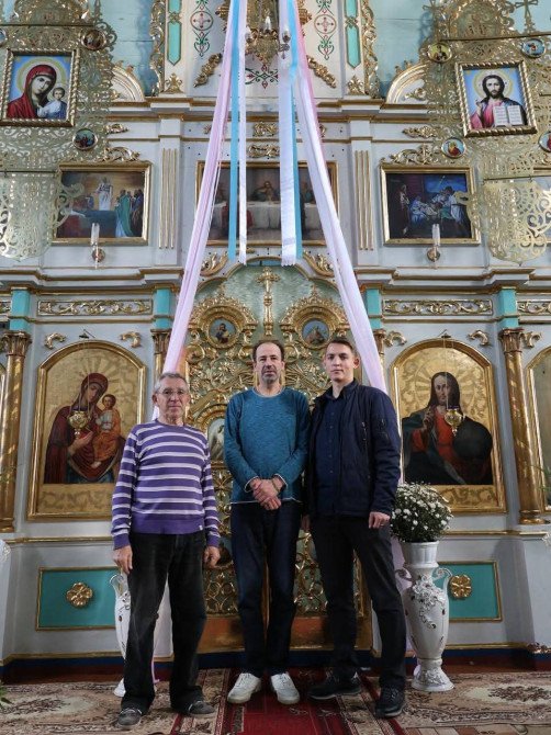 Староста храму Олег Парфенюк, харківський художник-реставратор Артем Погрібний та дослідник Юрій Велінець біля відновлених ікон. Фото: Юрій Велінець