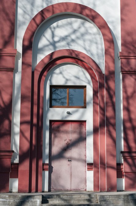 Агресивні червоні кольори екстер’єру — ознака пострадянського несмаку. Українська традиція (особливо волинська) тяжіє до стриманості: природних матеріалів та гармонійних пропорцій.