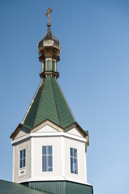 Невеликі куполи на тонких барабанах, які формально мають символізувати полум’я свічки створюють суто декоративний ефект, що не є характерним для української традиції, де бані завжди формували внутрішній інтер’єр храму.