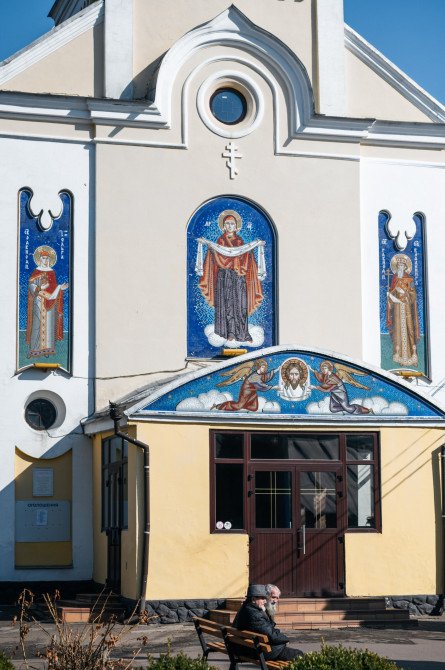 Розписи на екстер’єрі храму підпорядковані логіці «синодального» стилю: великі академічні ікони в нішах виконують роль візуального маркування сакрального простору й відтворюють офіційний стандарт оздоблення церковних фасадів у Російській імперії ХІХ століття.