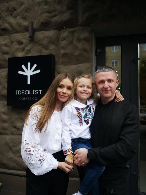 Дружина Ангеліна Богданович власниця франшизи Idealist Coffee & Co. у Луцьку і засновниця проєкту ресто-кафе «Стожари». Травень 2023 р.