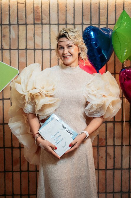Добра Фея із найкращих казок, яка дарувала призи. Добра Фея із найкращих казок, яка дарувала призи.