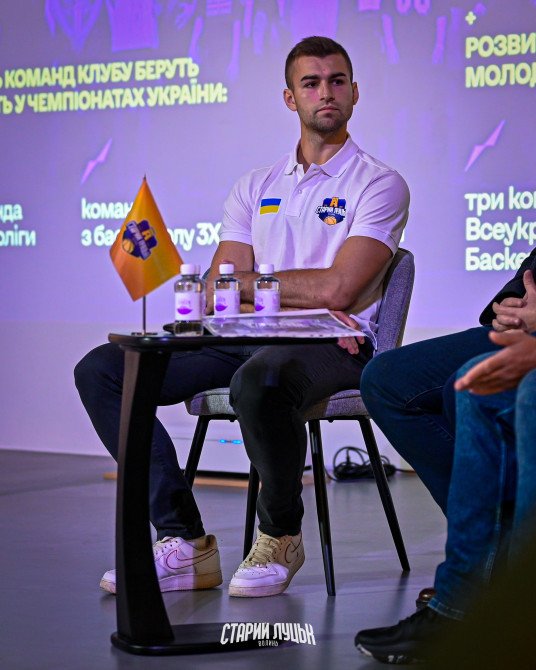 Тренер команди Антон Мусієнко.