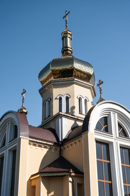 «Використання непропорційних пластикових склопакетів у такому масштабі дещо чужорідне для сакральної архітектури». Архітектор Андрій Лесюк.